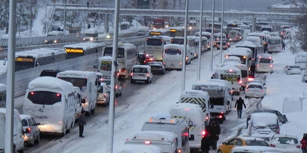 Kar yağışı trafiği durma noktasına getirdi