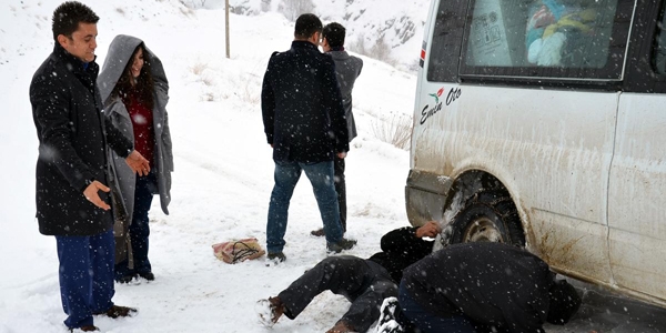 Hakkari'de kar nedeniyle mahsur 6 öğretmen kurtarıldı