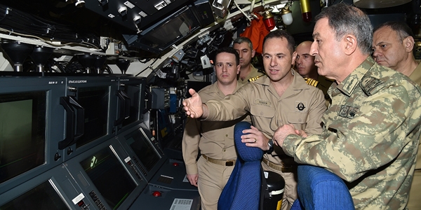 Genelkurmay Başkanı Orgeneral Akar denizcileri denetledi