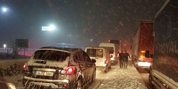 Yoğun kar yağışı ulaşımı olumsuz etkiledi