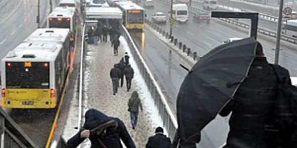 K���k�ekmece'de metrob�s kazas�: Yo�unluk ya�an�yor