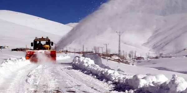 Doğu'da kar yağışı yolları kapattı