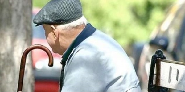 Emekliye 100 lira zam yürürlüğe girdi