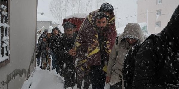 Hakkari'de hendek ve kardan dolayı yollar kapandı