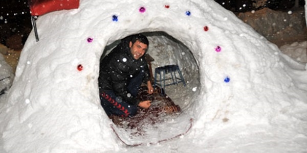 Hakkari'de esnaf kardan eskimo ev yaptı