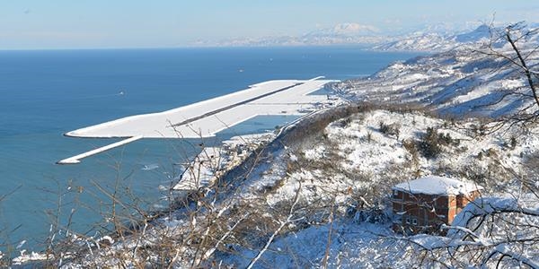 Denizdeki havalimanı beyaz örtüyle kaplandı