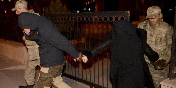 S�n�r�nda yakalanan yabanc� uyruklu 2 ki�i tutukland�