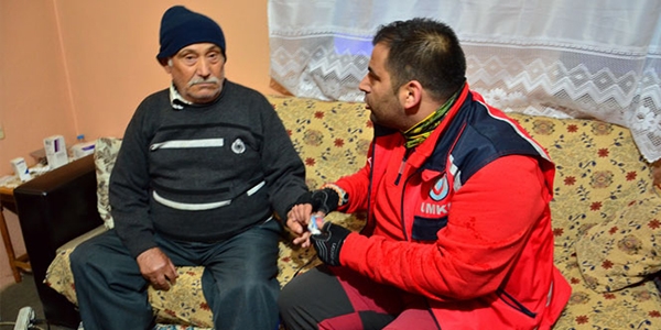 Kar küreme aracının giremediği köye UMKE girdi