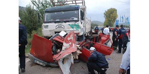 Tekirdağ'da kamyonla otomobil çarpıştı: 2 ölü, 1 yaralı