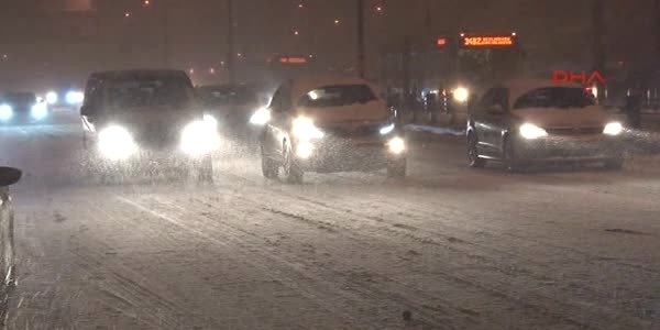 İstanbul'da kar yağışı şiddetini artırdı