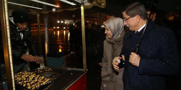 Davutoğlu, eşiyle Beşiktaş'ta yürüdü