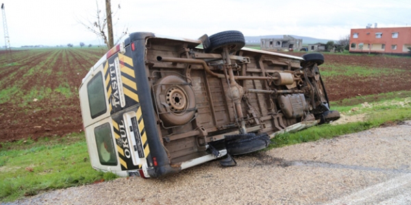 Hatay'da ��renci servisi devrildi: 2 yaral�