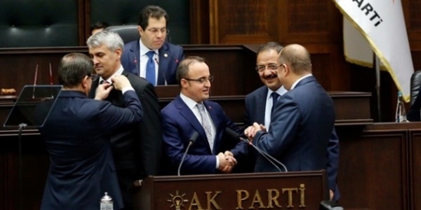MHP'den AK Parti'ye geçtiler: Rozetleri Davutoğlu taktı