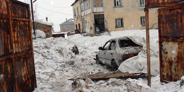 Yüksekova'da zırhlı polis aracının geçişi sırasında patlama