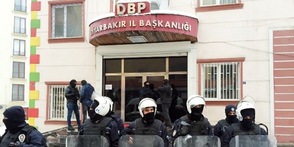 Diyarbakr DBP l Bakanl binasnda polis aramas