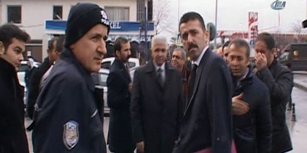 Taraf gazetesi haciz memurları eşliğinde tahliye edildi