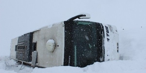 Van'da minibüs devrildi: 14 yaralı