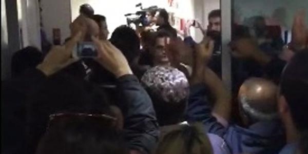 Okul Müdürü, öğretmeni polis zoruyla çıkardı