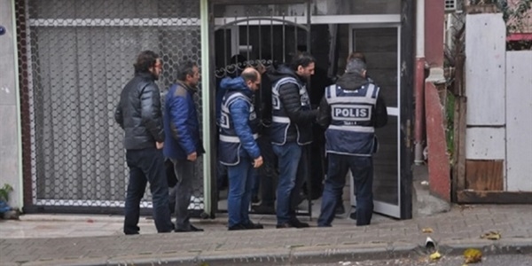 FETÖ'de 2 kişi dökümanları kaçırırken yakalandı
