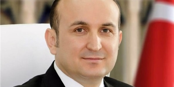 Öğrencilerine çay ve simit dağıtıyor