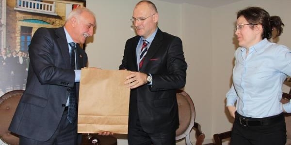 Profesör ailenin bakıcısını kandırıp, evdeki altın ve paraları aldılar