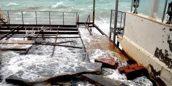 Bodrum'da kuvvetli fırtına ve sağanak yaşamı olumsuz etkiliyor