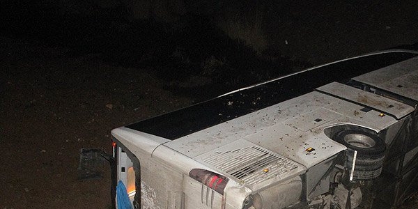 �anakkale'de otob�s ile otomobil �arp��t�: 4 �l� 30 yaral�