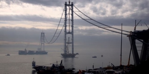 �zmit K�rfez Ge�i� K�pr�s�'n�n ilk tabliyesi konuldu