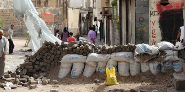 PKK'l� ter�ristler vatanda�lar�n evlerini yak�yor