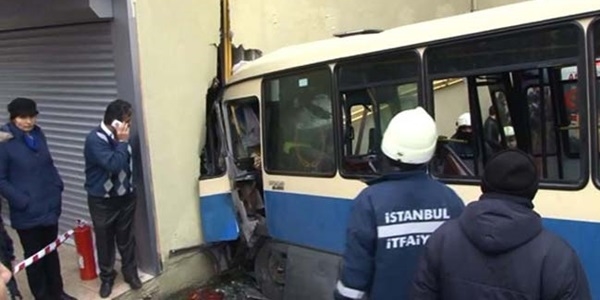 Sar�yer'de yolcu minib�s� duvara �arpt�: 1 �l�, 15 yaral�