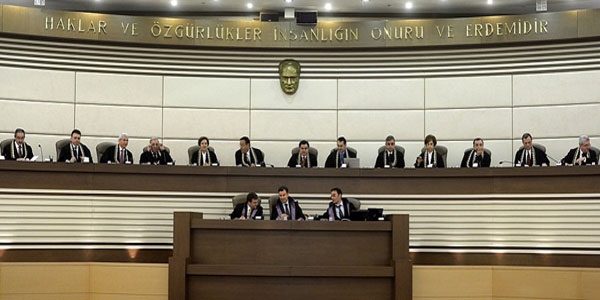 AYM'den 'yöneticiyi görevden alma' maddesine iptal