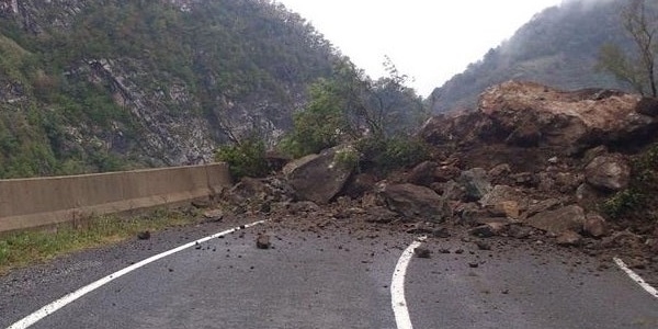 Heyelanda 11 ara� toprak alt�nda kald�