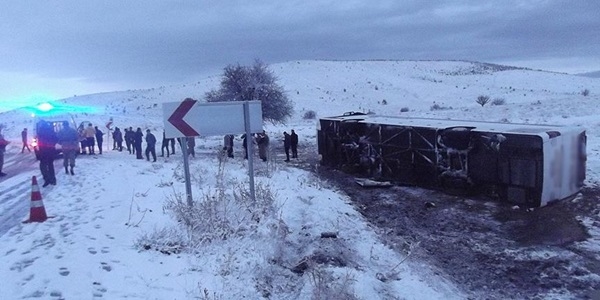 Elaz��'da otob�s devrildi: 26 yaral�