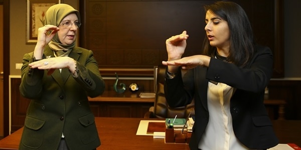 Bakan Ramazano�lu i�aret dili ��reniyor