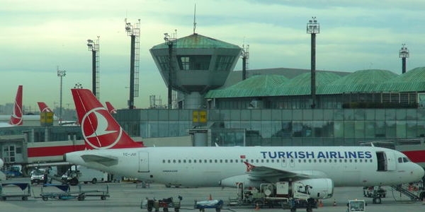 Taşkınlık yapan Rus kadın yolcular uçaktan indirildi