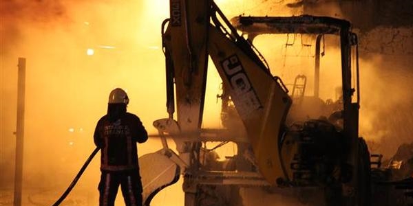 İş makinesi alev alev yandı