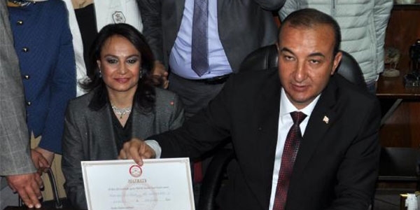Ak Parti'de ihracı istenen Başkan'ın eşi istifa etti