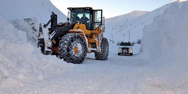 Hakkari'de çığın kapattığı yol 6 günde açıldı