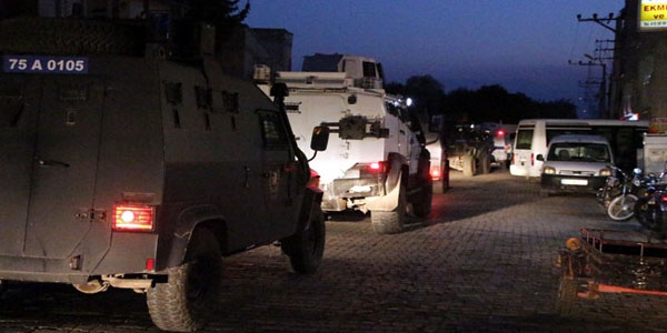 Van'da Polis aracının geçişi sırasında patlama