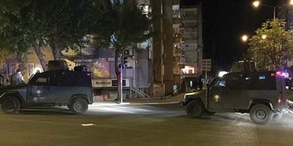 Polis aracının geçişi sırasında patlama