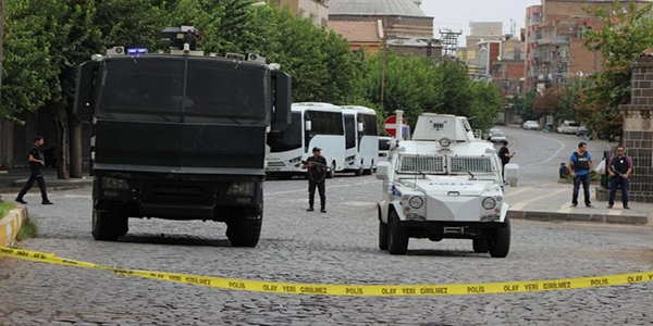 Sur'da bir sokakta, sokağa çıkma yasağına ara verildi
