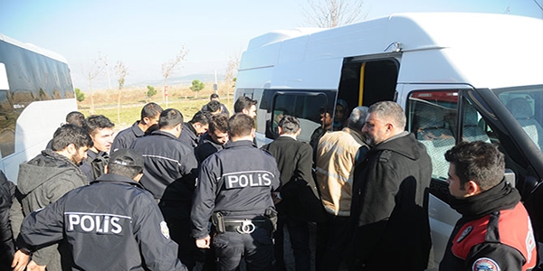 İzmir'de telefon dolandırıcılığı operasyonu: 110 gözaltı