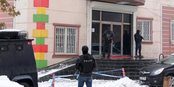 Muş'ta HDP ve DBP binasında arama