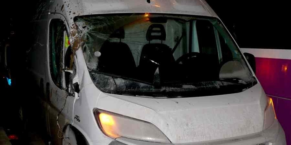 İnşaat demiri öğrenci servisi'nin üzerine düştü: 1 yaralı