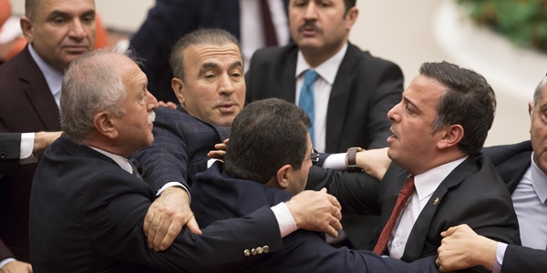 TBMM'de milletvekilleri birbirine girdi
