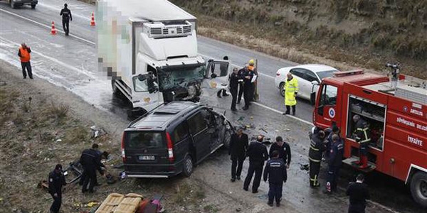 Antalya'da trafik kazas: 3 l, 1 yaral