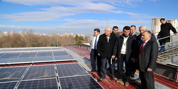 Semt pazarı, güneş paneliyle elektrik üretiyor