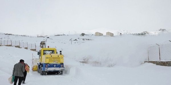 Kar ve tipi nedeniyle 82 köy yolu ulaşıma kapalı