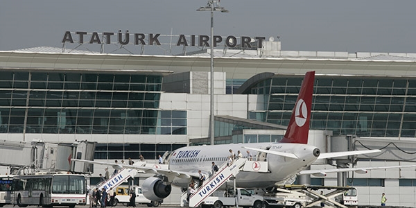 Atatürk Havalima'nında bir kişi sahte polis kimliğiyle yakalandı