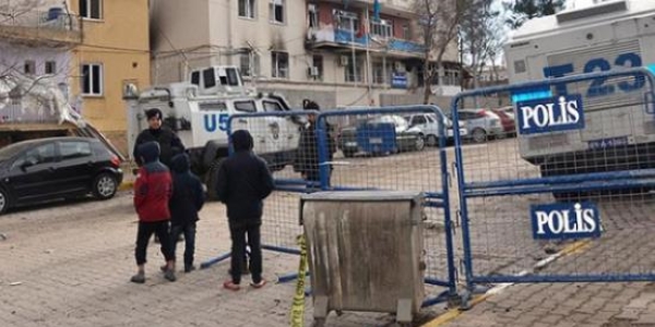 Polis, �ocuklar� z�rhl� ara�larla evlerine g�t�r�yor